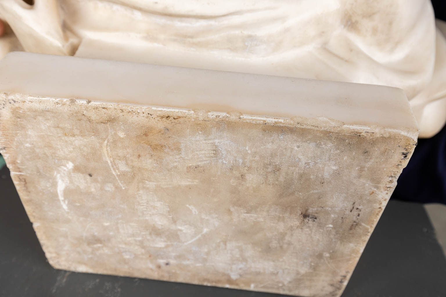 Buste van een Notabele, gescultpeerde witte Carrara marmer. 19de eeuw. (D:34 x W:55 x H:67 cm)