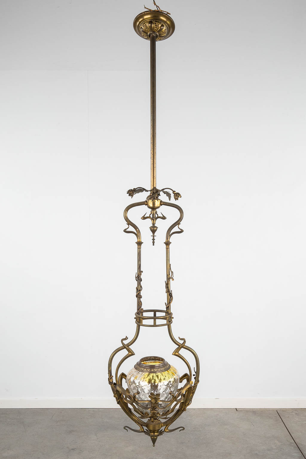 A long chandelier, bronze, art nouveau in the style of Victor Horta. Circa 1900. (D:28 x W:41 x H:160 cm)