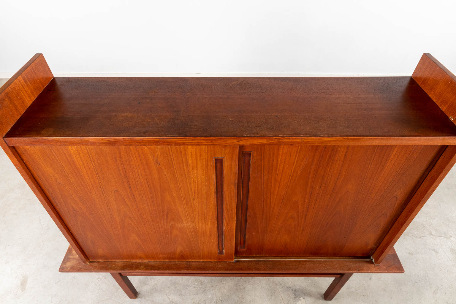 Een mid-century bar cabinet, teak veneer. Circa 1960 (D:39 x W:144 x H:123 cm)