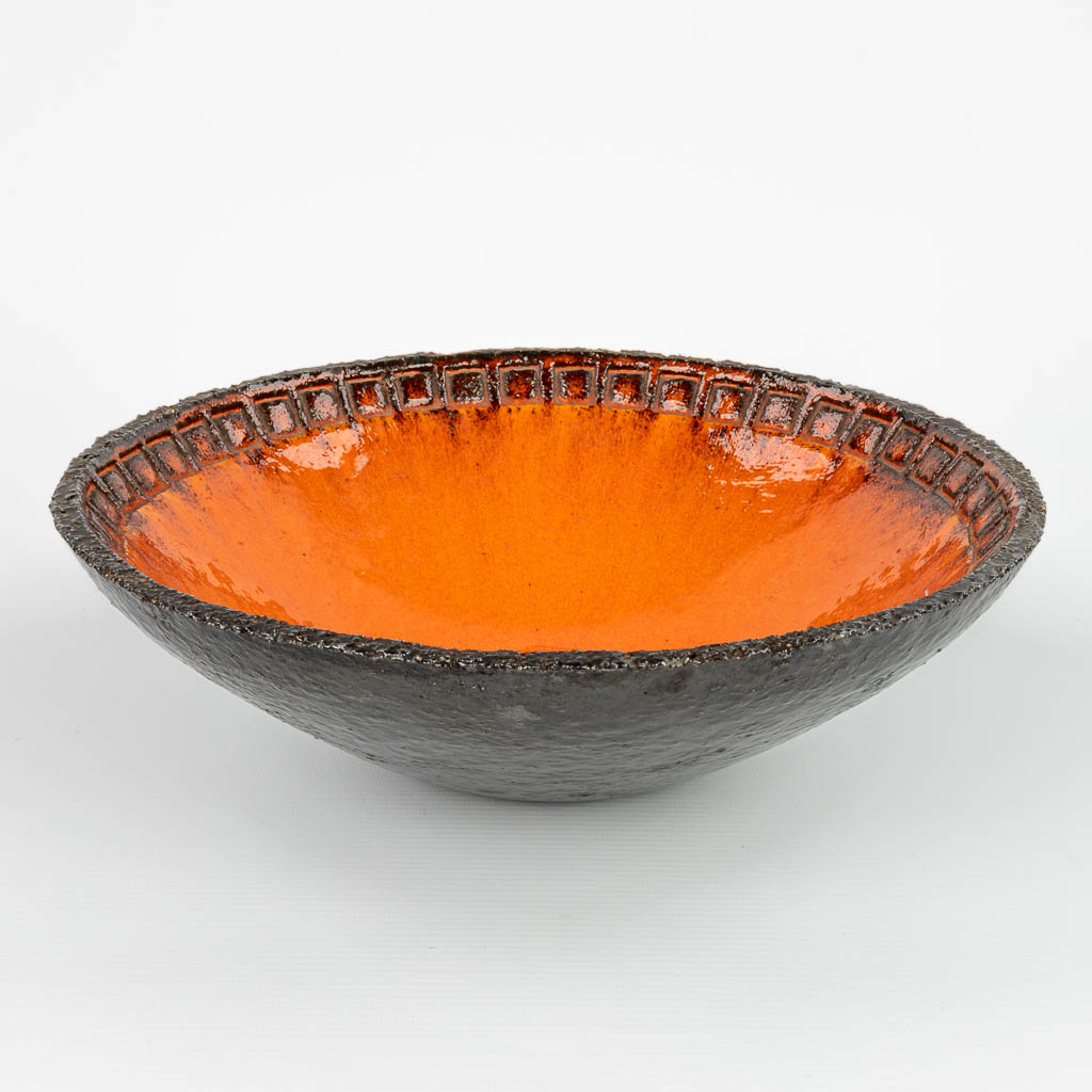 Jan NOLF (1931-1999) een ronde schaal gemaakt uit geglazuurde keramiek. (H:10cm)