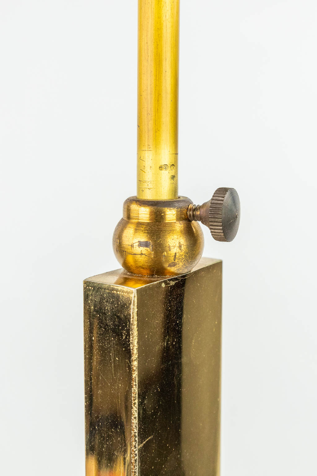 Een paar mid-century tafellampen gemaakt uit verguld metaal en acryl (H:84cm)