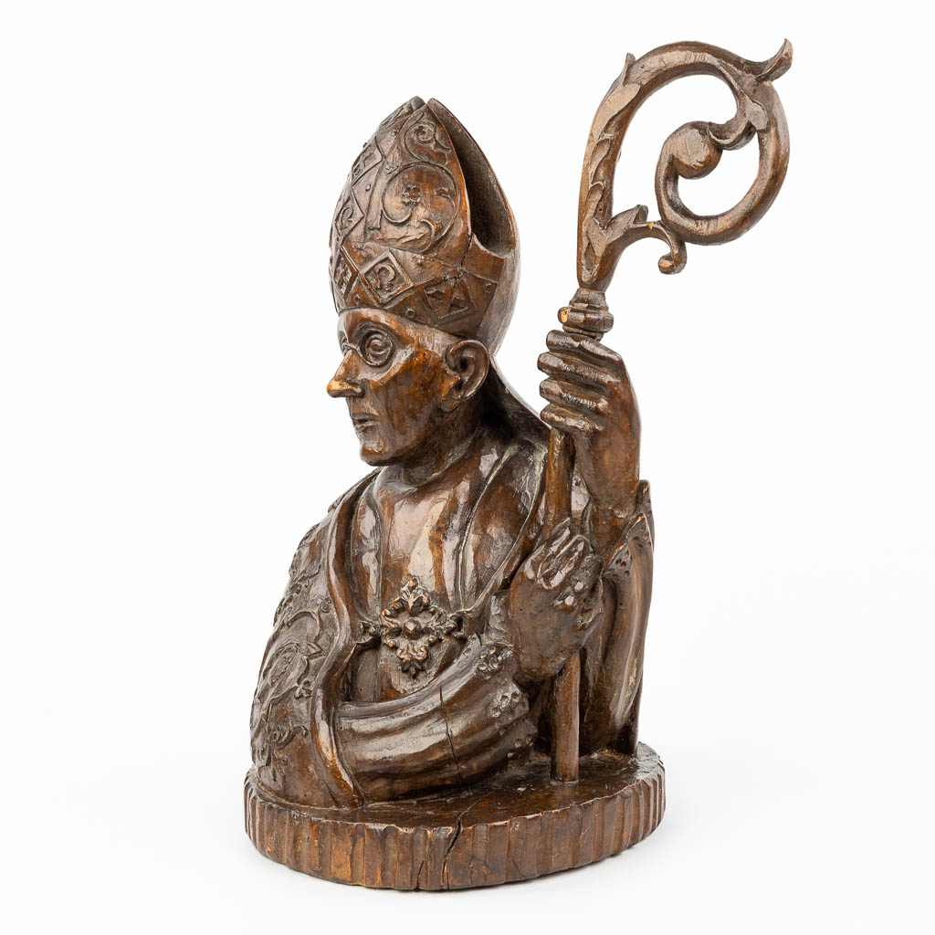 Een rijk versierde houtsculptuur van een paus of Heilige met mijter en staf 