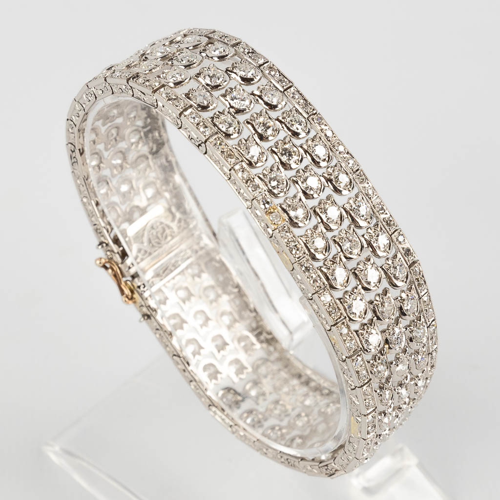 An 18 kt white gold bracelet with 245 facetted diamonds. 49,65g. +/-10 ct. (W:19,5 cm)