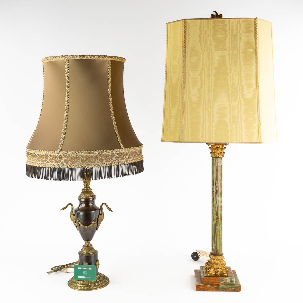 Twee tafellampen, onyx en brons, brons in Empire stijl. 20ste eeuw. (D:16 x W:16 x H:100 cm)
