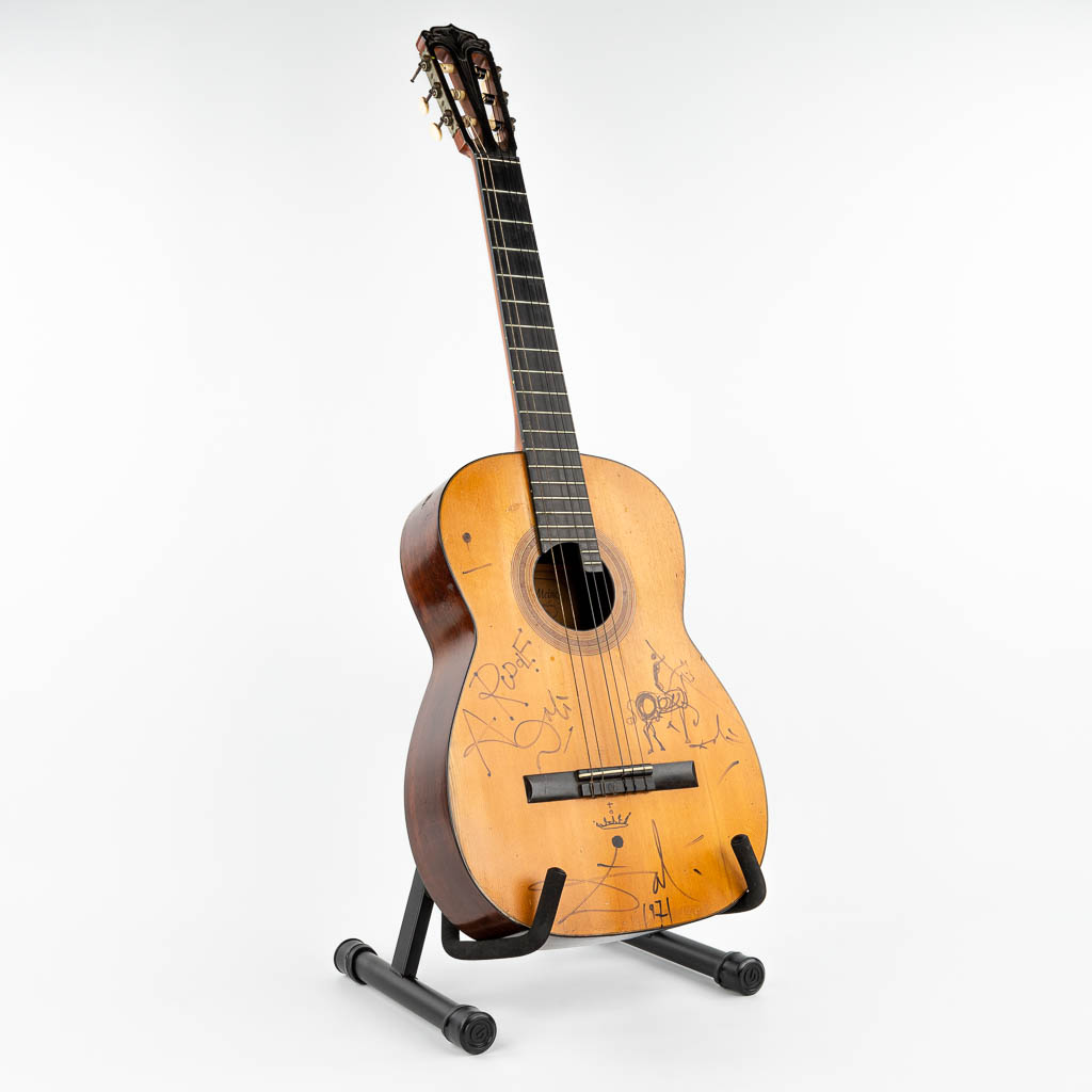 Salvador DALI (1904-1989) een gesigneerde gitaar daterend 1971.