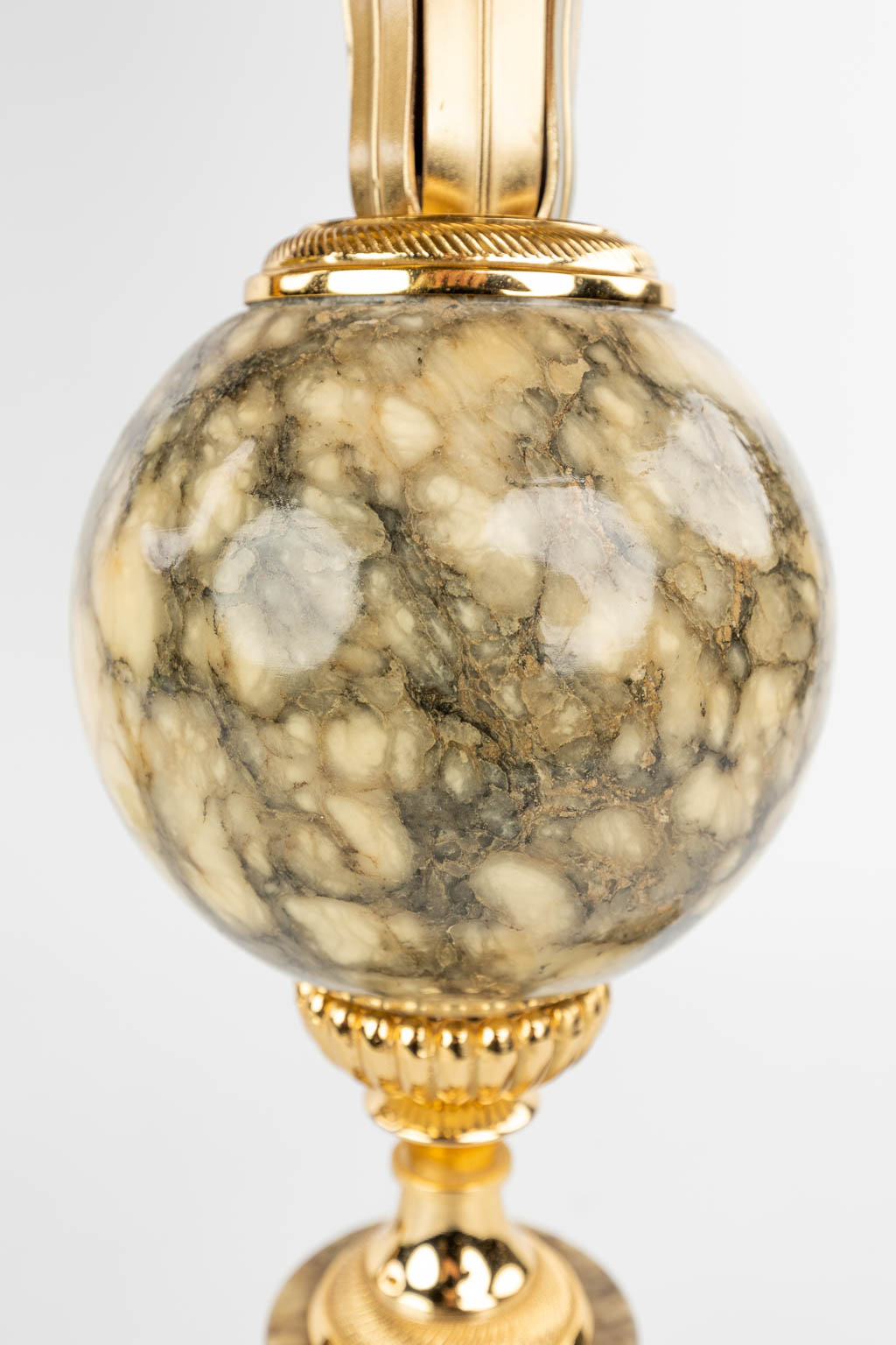 A pair of table lamps in Hollywood Regency style, with balls made of marble. (H:73cm)