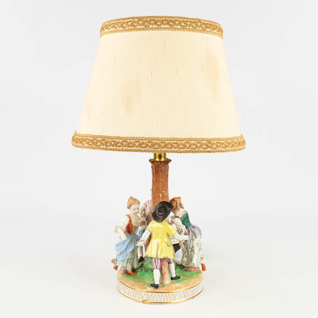 Twee Tafellampen, Duits porselein met dansende kinderen, handgeschilderd decor. 20ste eeuw. (H:47 cm)