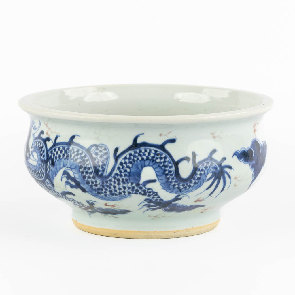 A Chinese cencer with a blue-white and red dragon decor. 19th C. (H:11 x D:21,5 cm)