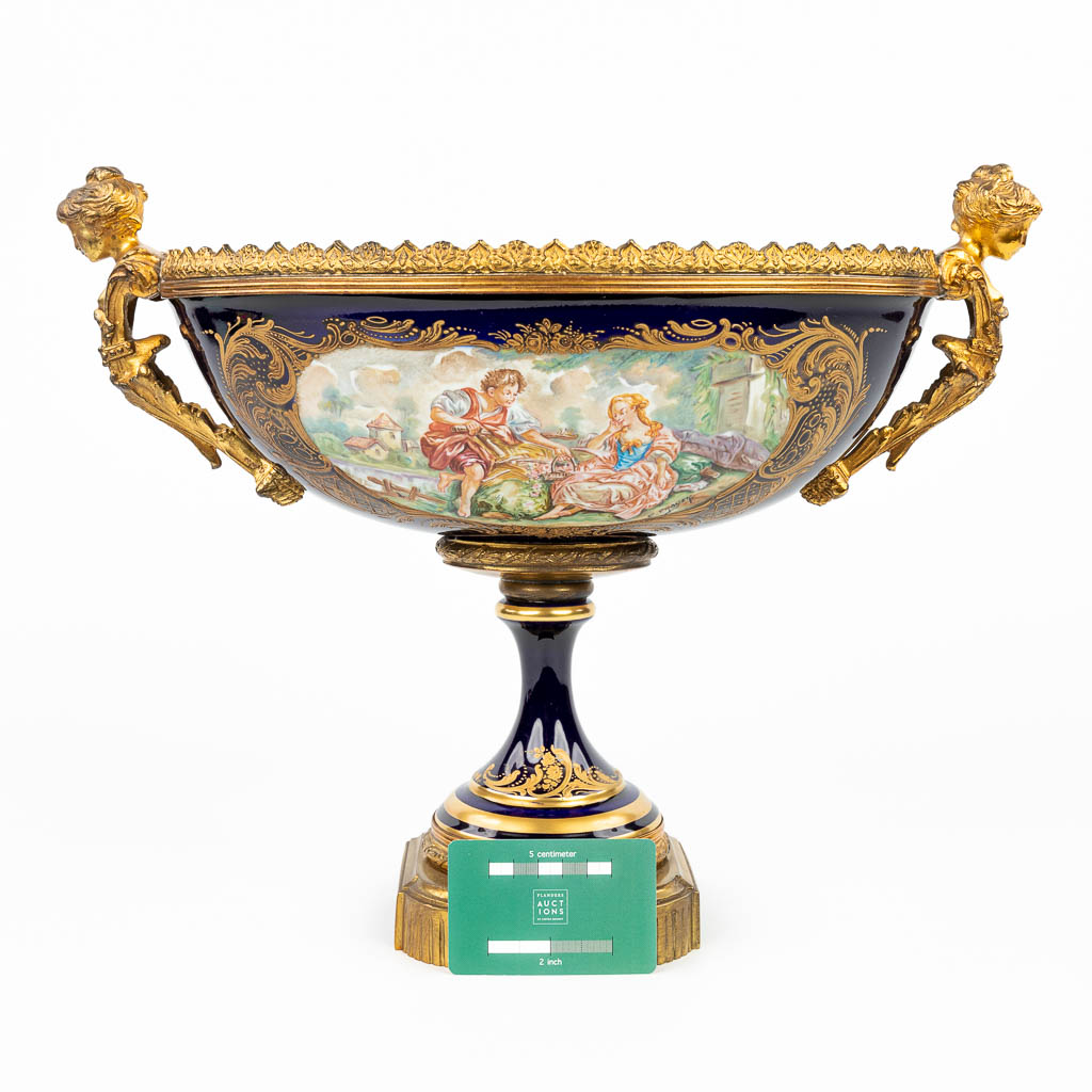 Een tafel middenstuk gemaakt uit porselein en gemonteerd met brons. Sèvres (H:33cm)