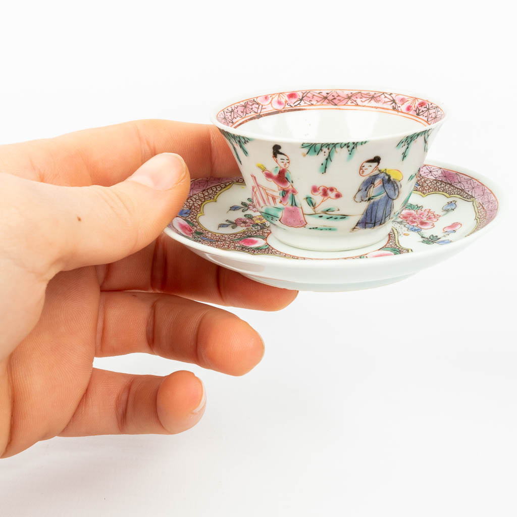 A Chinese cup and saucer with hand-painted decor, probably Qianlong, 18th century. (H:3,5cm)