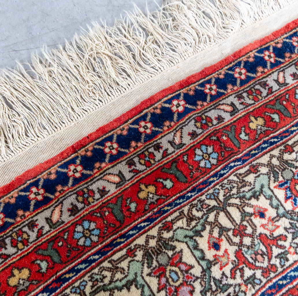 Een Oosters handgeknoopt tapijt met Arabische verzen, Kashan. (L:382 x W:277 cm)
