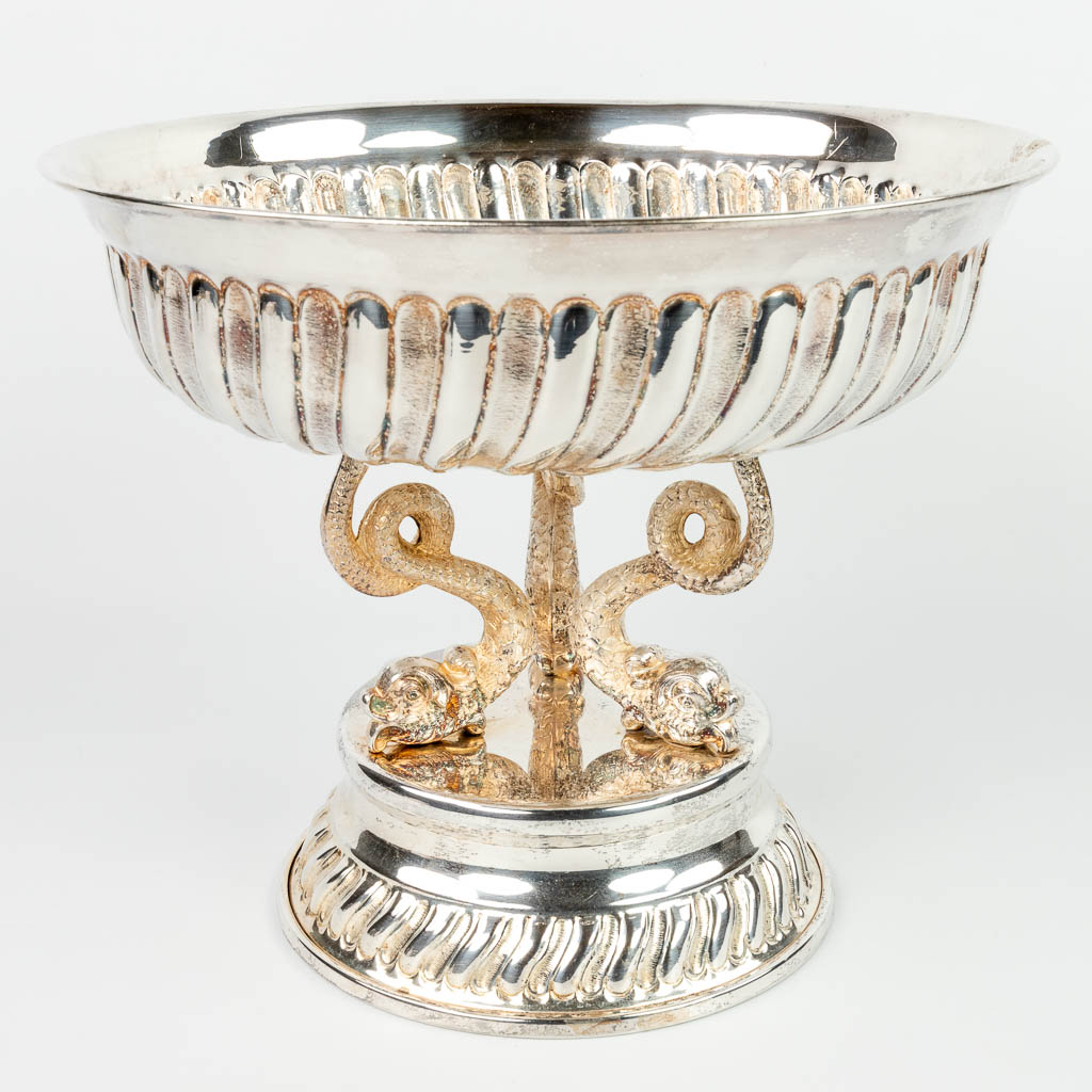 A tazza made of silver-plated metal and decorated with fish figurines. 20th century, not stamped. 1570g. (H:26cm)