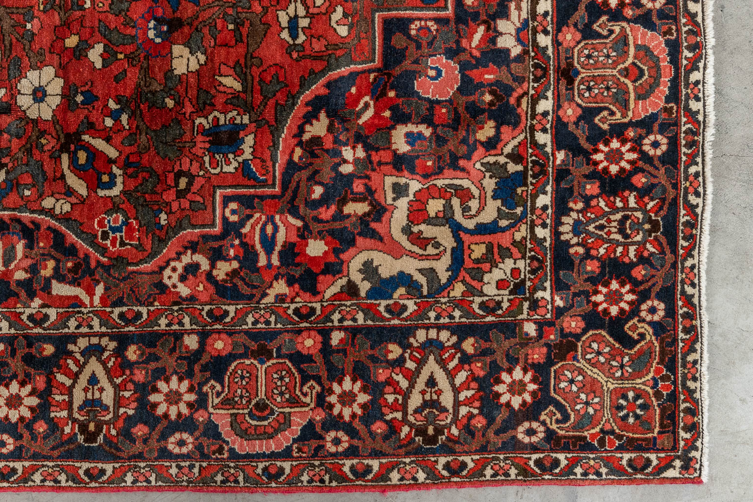 An Oriental hand-made carpet, Bakthiari. (D:332 x W:232 cm)