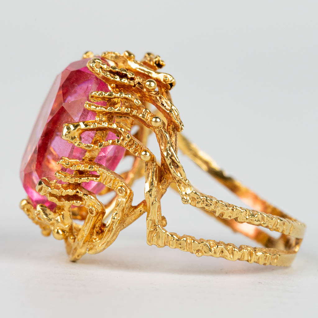 A ring with pink natural stone in an 18 karat yellow gold ring. 