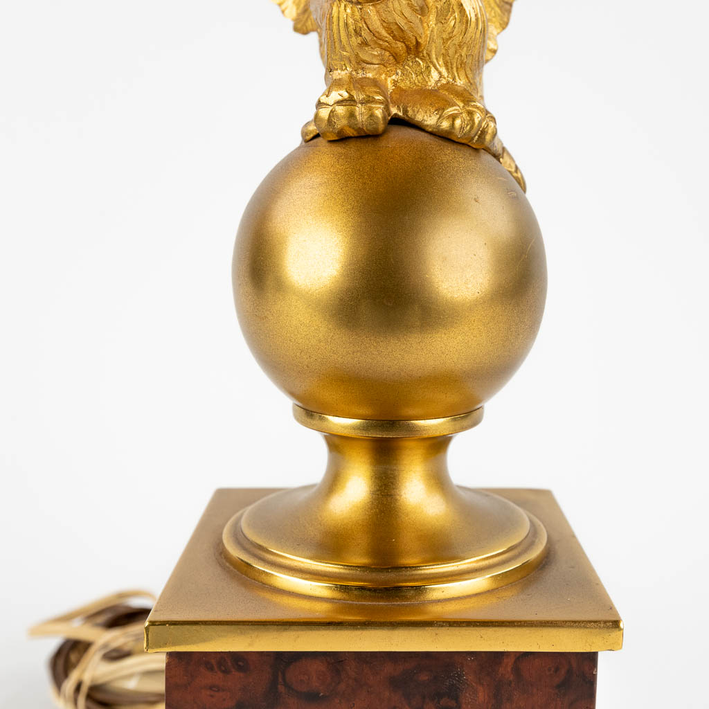A table lamp with an eagle, gilt bronze, Hollywood Regency style. 20th C. (D:13 x W:30 x H:57 cm)