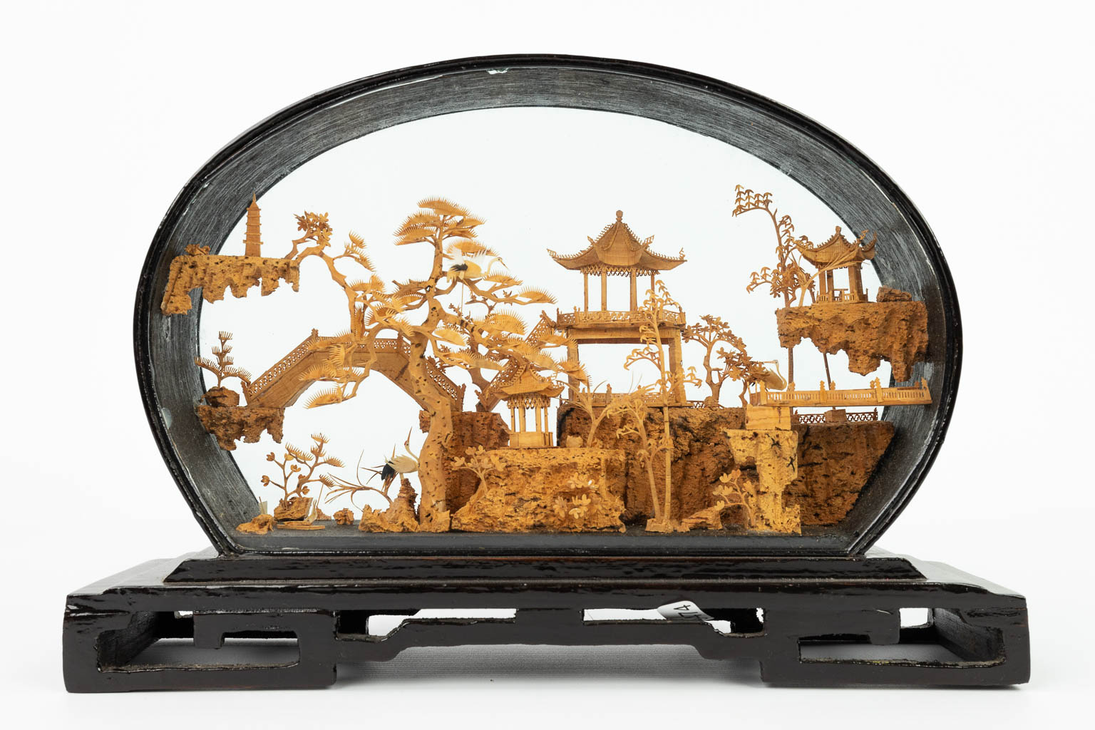 An assembled collection of Chinese items made of hardwood, porcelain of Chinese origin. (H:36cm)