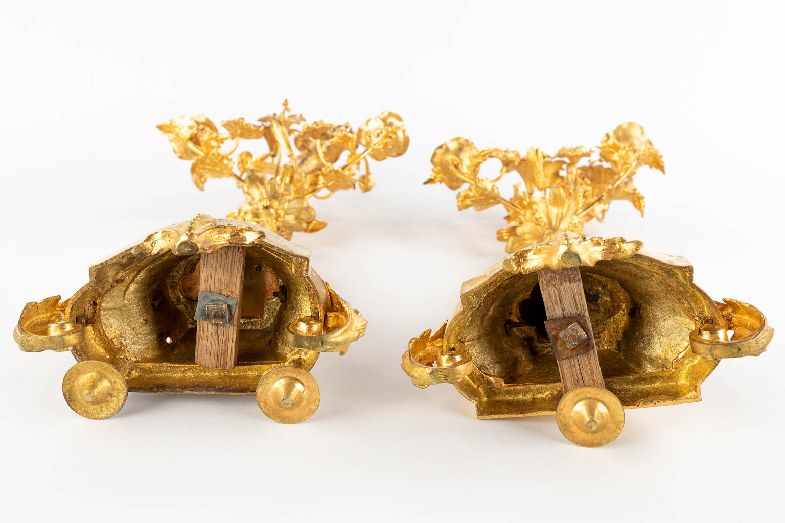 Een paar kandelaars met putti, verguld brons. Circa 1900 (W:22 x H:50 cm)