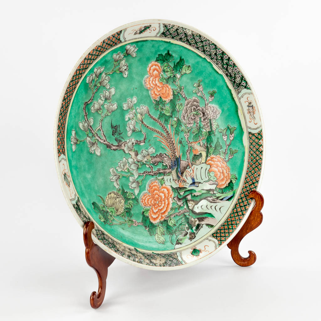 A Chinese Famille Verte plate, decorated with birds and flowers. 19th/20 C. (D:41 cm)