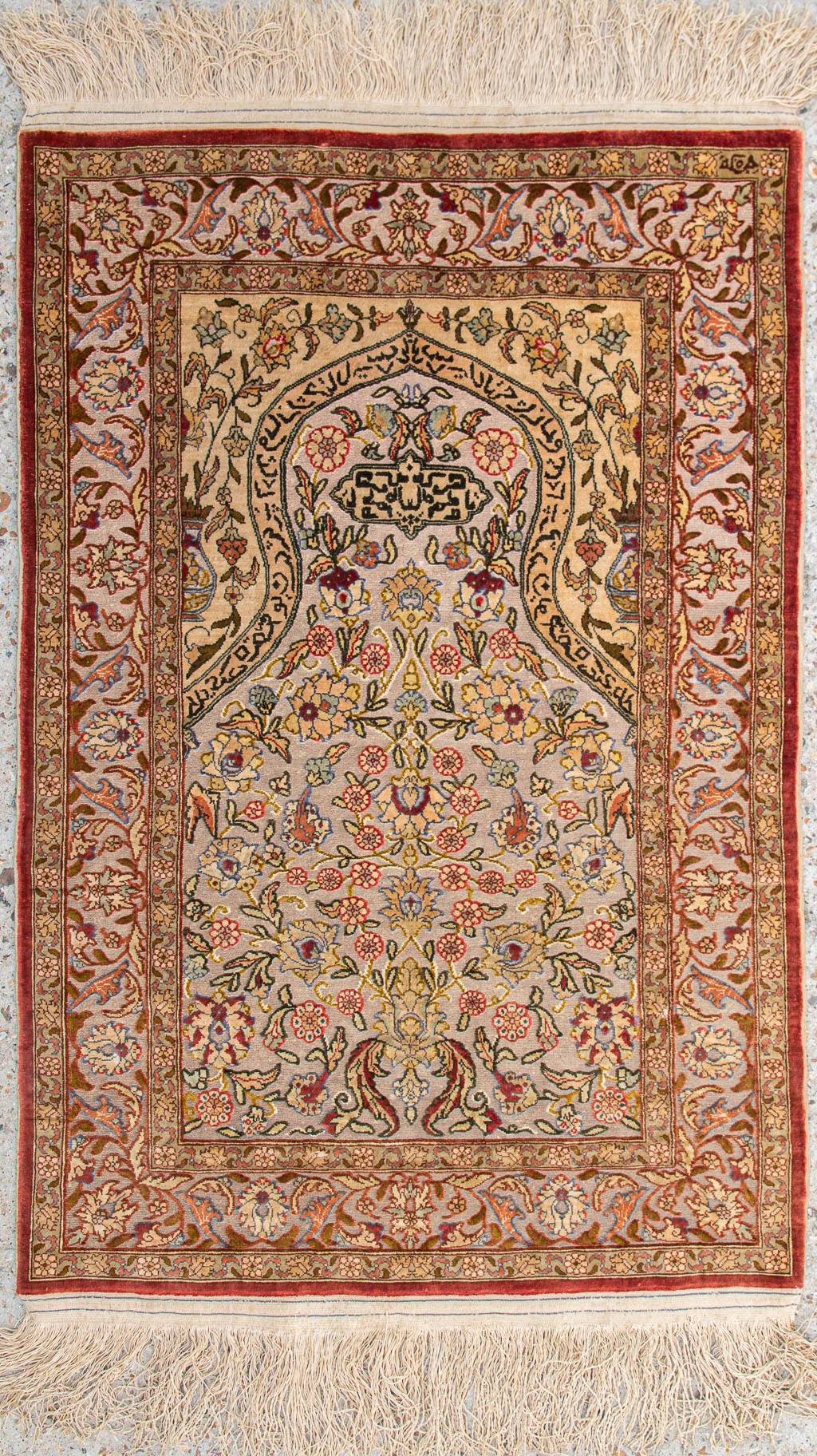 Een Oosters handgeknoopt tapijt, gemaakt uit zijde afgewerkt met gouddraad. 