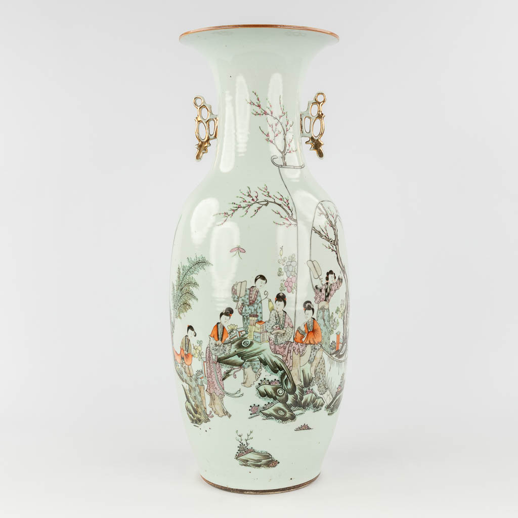 A Chinese vase with decor of ladies and calligraphic texts. 19th/20th century. (H: 58 x D: 23 cm)