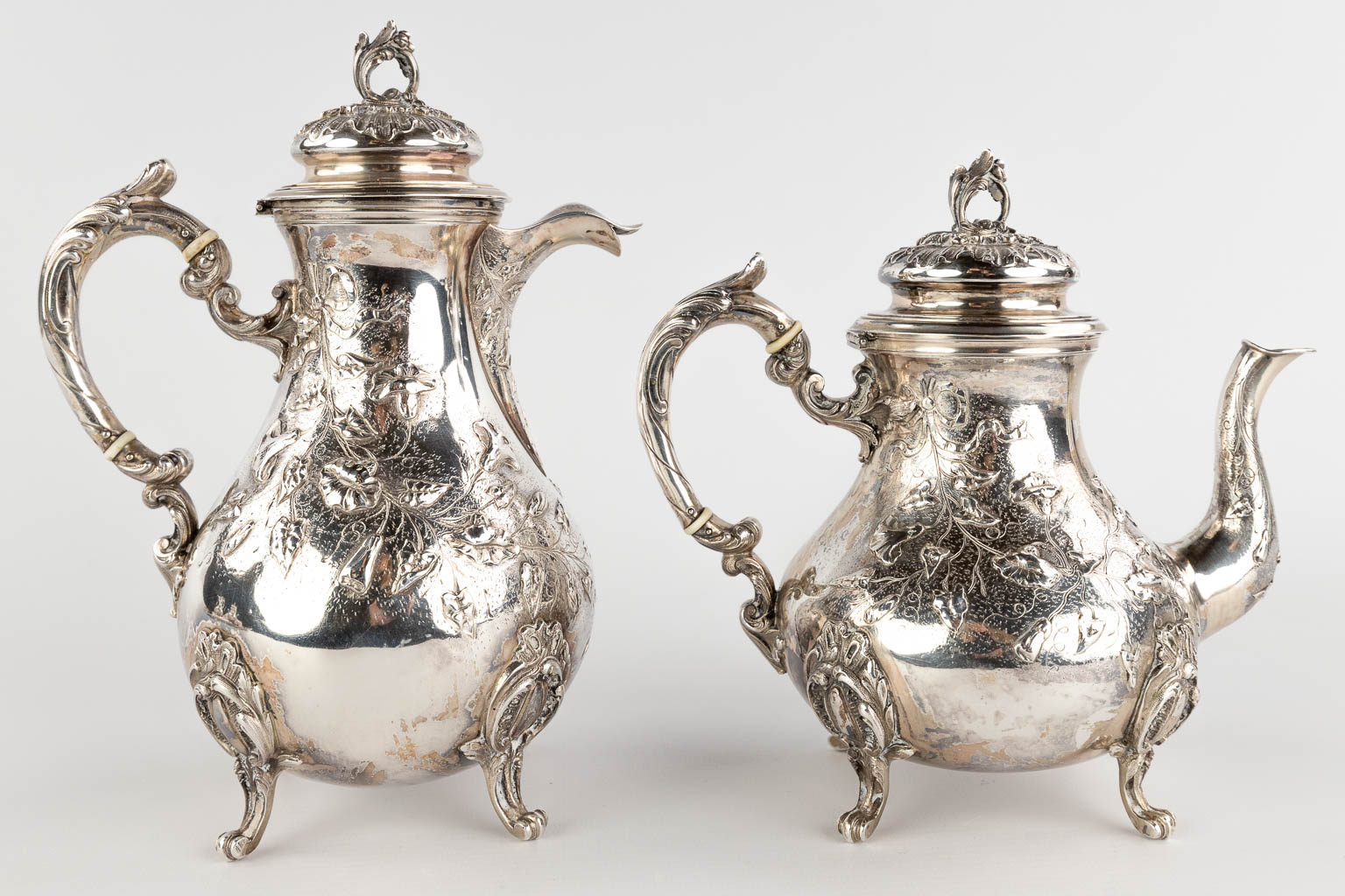 Rodolphe BEUNKE (XIX-XX) een 4-delig zilver koffie- en theeservies. 1580g. Circa 1900. (L:10 x W:16 x H:20 cm)