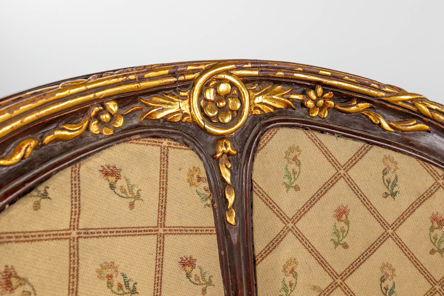 Een paar zetels, gesculpteerd hout in Lodewijk XV stijl, afgwerkt met gevlochten riet. (D:62 x W:115 x H:84 cm)