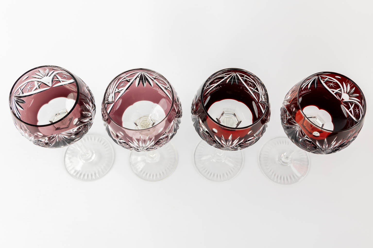 Elf geslepen en gekleurde glazen, Bohemen. (H:19,5 x D:8 cm)
