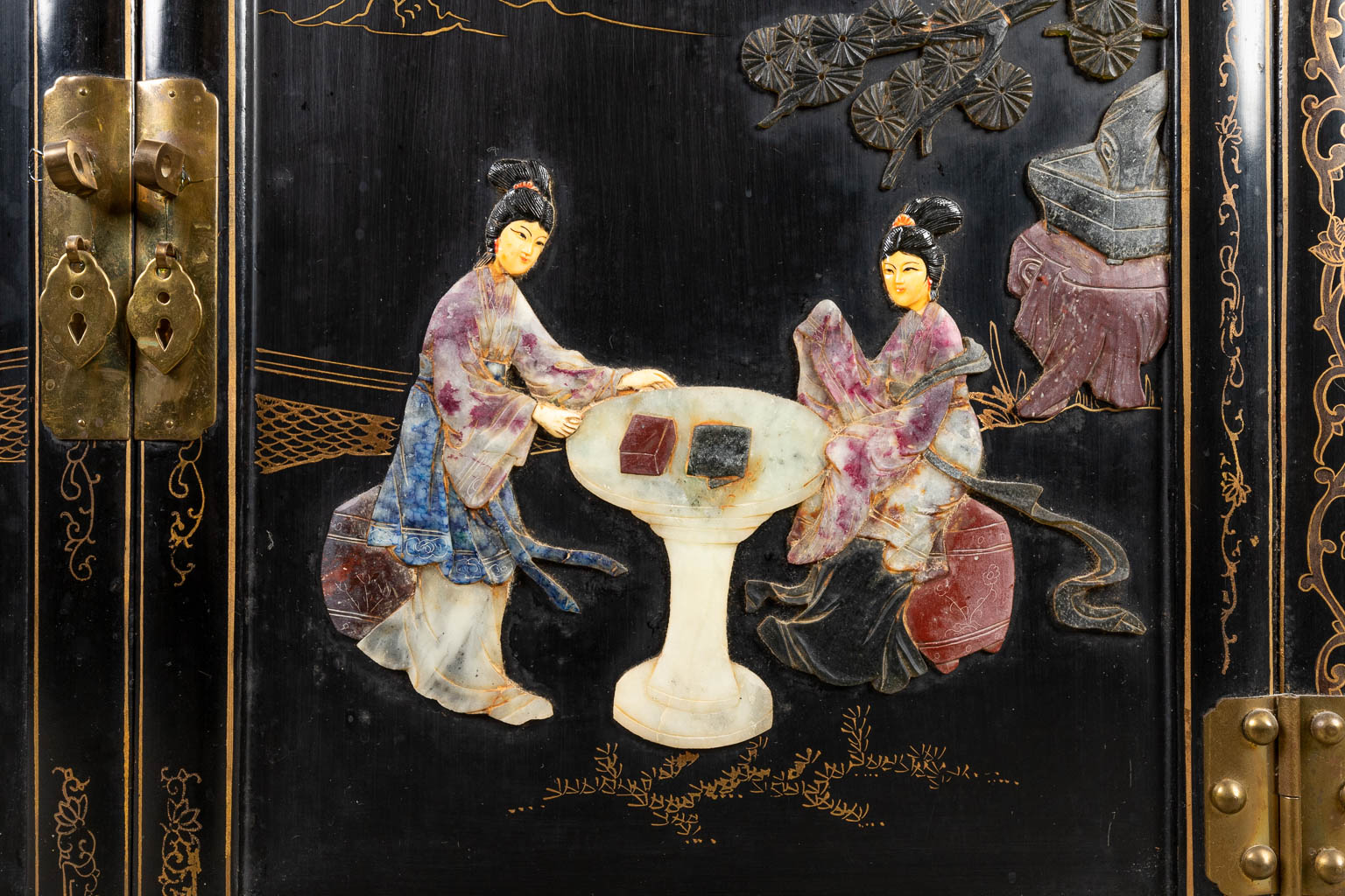 Een Chinese vitrinekast in Oosterse stijl en afgewerkt met hardsteen. (H:148cm)