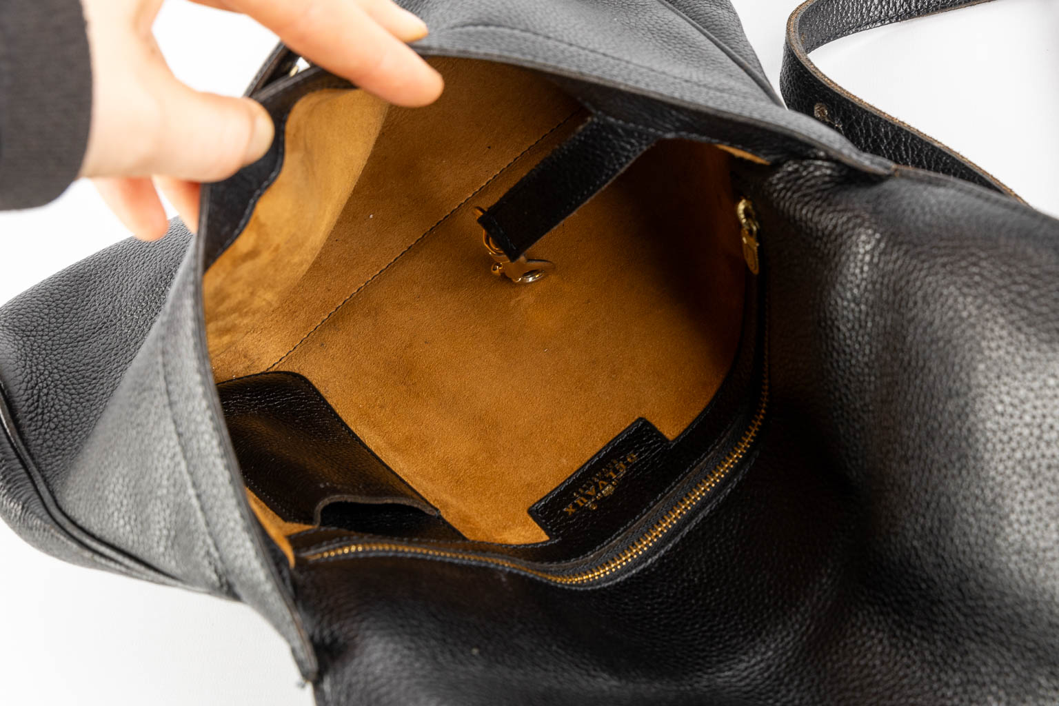 Delvaux, twee handtassen, een portefeuille en pennenhouder. (W:30 x H:25 cm)