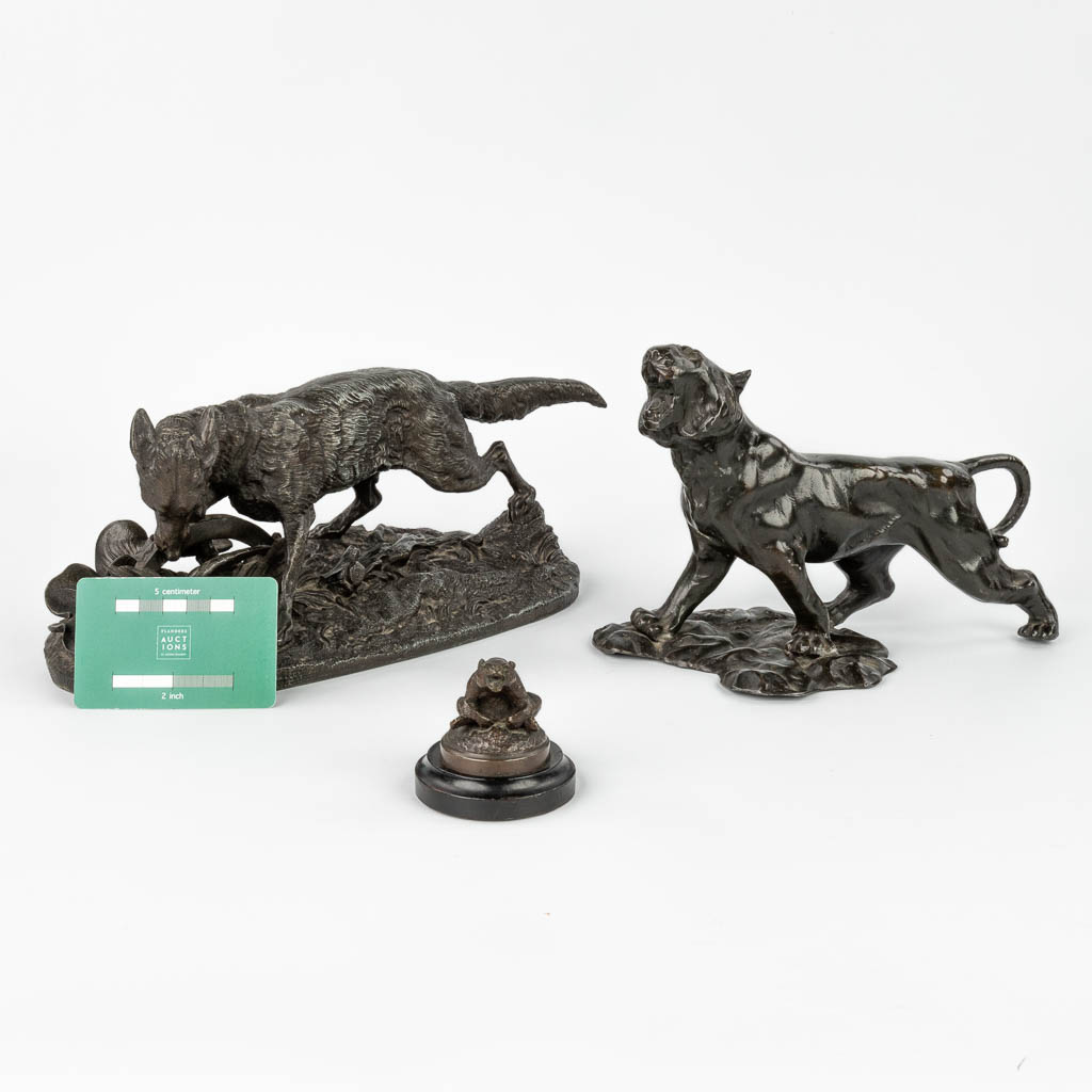 Een collectie van 3 beelden van dieren, gemaakt uit brons en kunstbrons. Een leeuw, wolf en beer. (H:11cm)