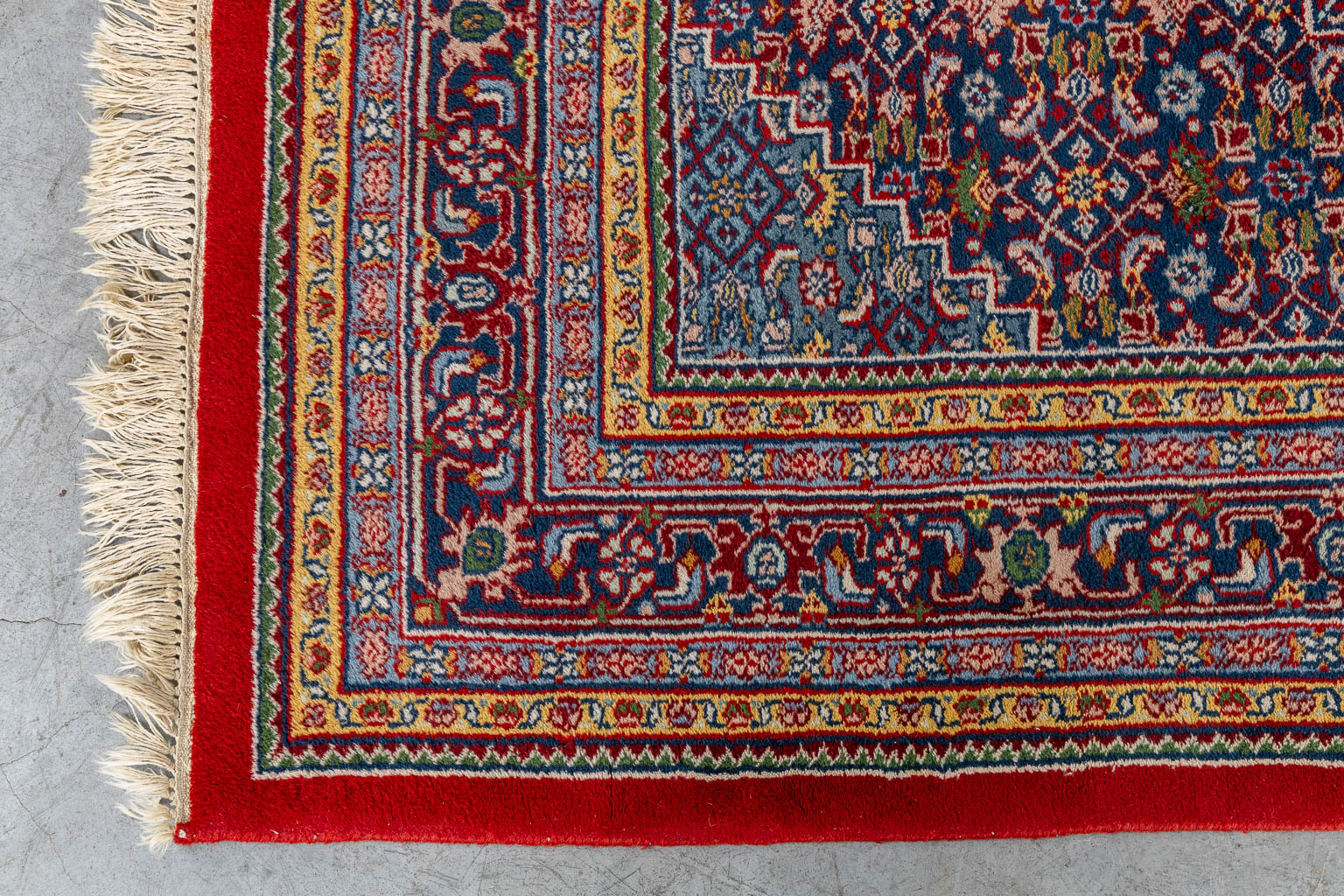 An Oriental hand-made carpet, Bidjar. (L:308 x W:194 cm)