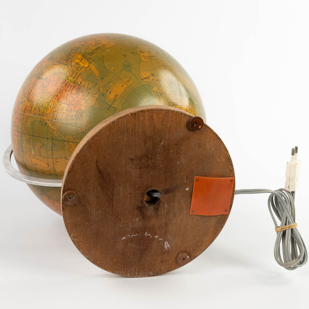 Een mid-century glazen wereldbol met verlichting. Circa 1960. (H:46 x D:33 cm)