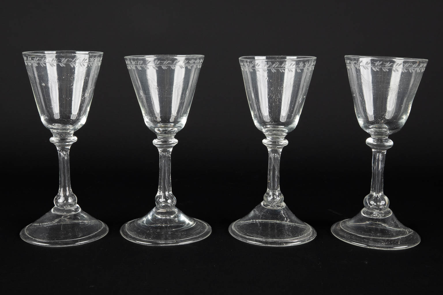Een grote collectie antieke glazen, o.a. spiraalglazen. 18de/19de eeuw. (H:18 cm)