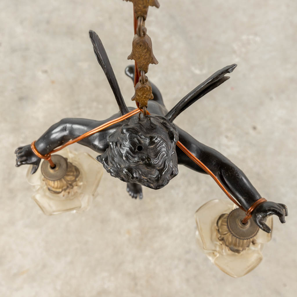 Een halllamp met een figuur van een putto, gepatineerd brons. Circa 1900. (W:34 x H:105 cm)