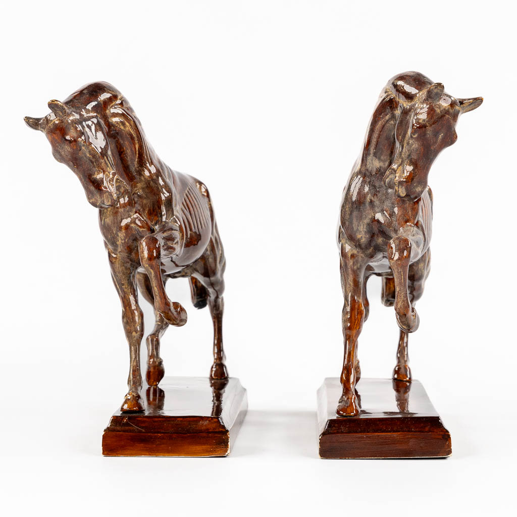 A pair of table lamps, gilt metal docorated with horse figurines. Circa 1980. (W:37 x H:64 cm)