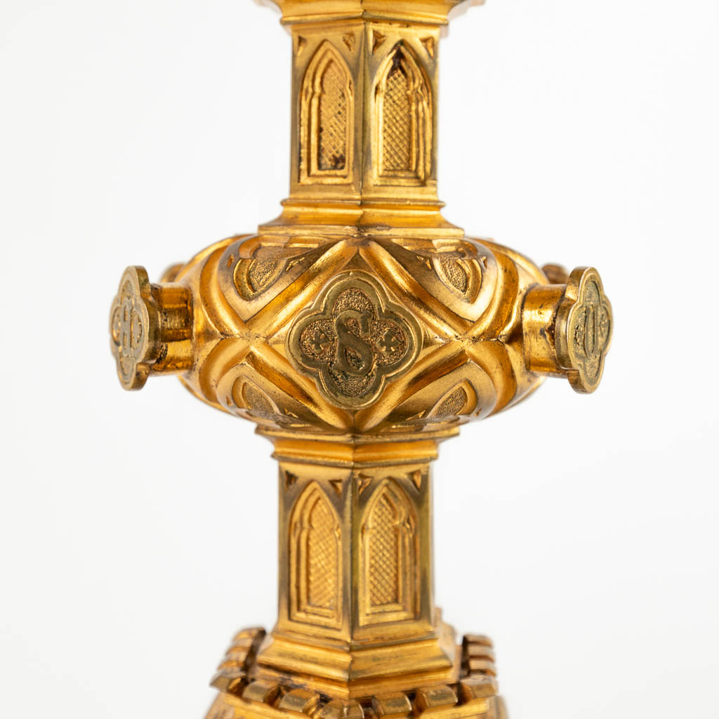 A tower monstrance, gilt brass in a gothic revival style. 19th C. (D:20 x W:25 x H:72 cm)