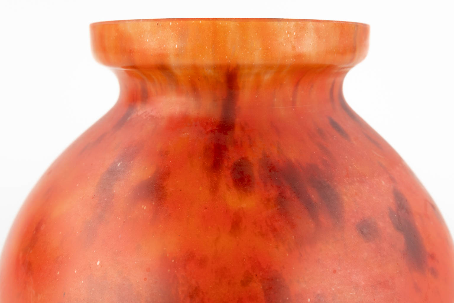 Lorrain, een pâte de verre glazen vaas. (H:21 x D:21 cm)