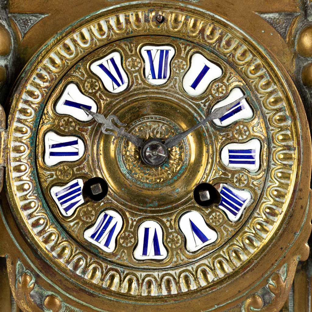 A mantle clock, bronze, circa 1900. (W:25 x H:45 cm)