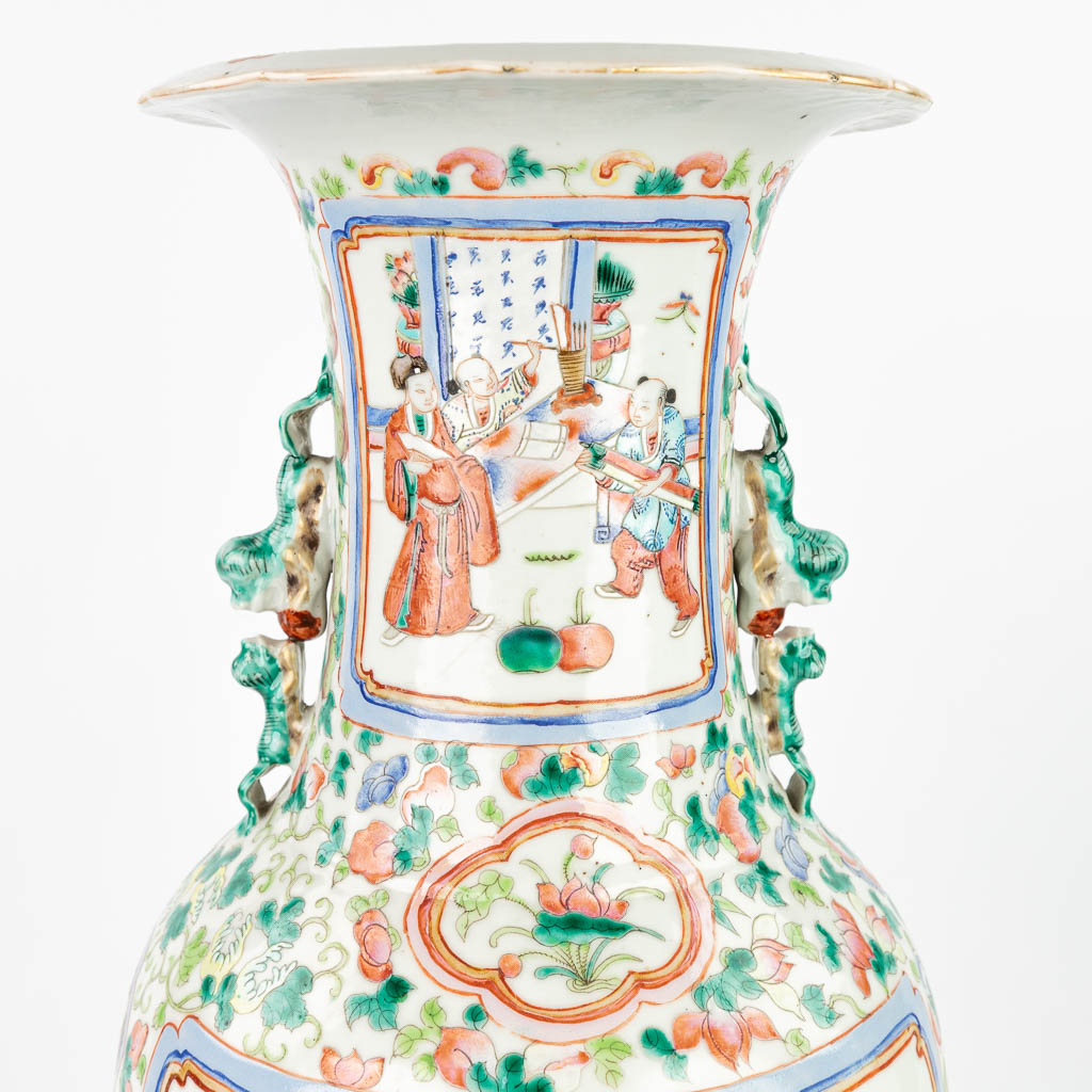 A pair of Famille Rose Chinese vases made of porcelain and decorated with emperors. (H:60cm)
