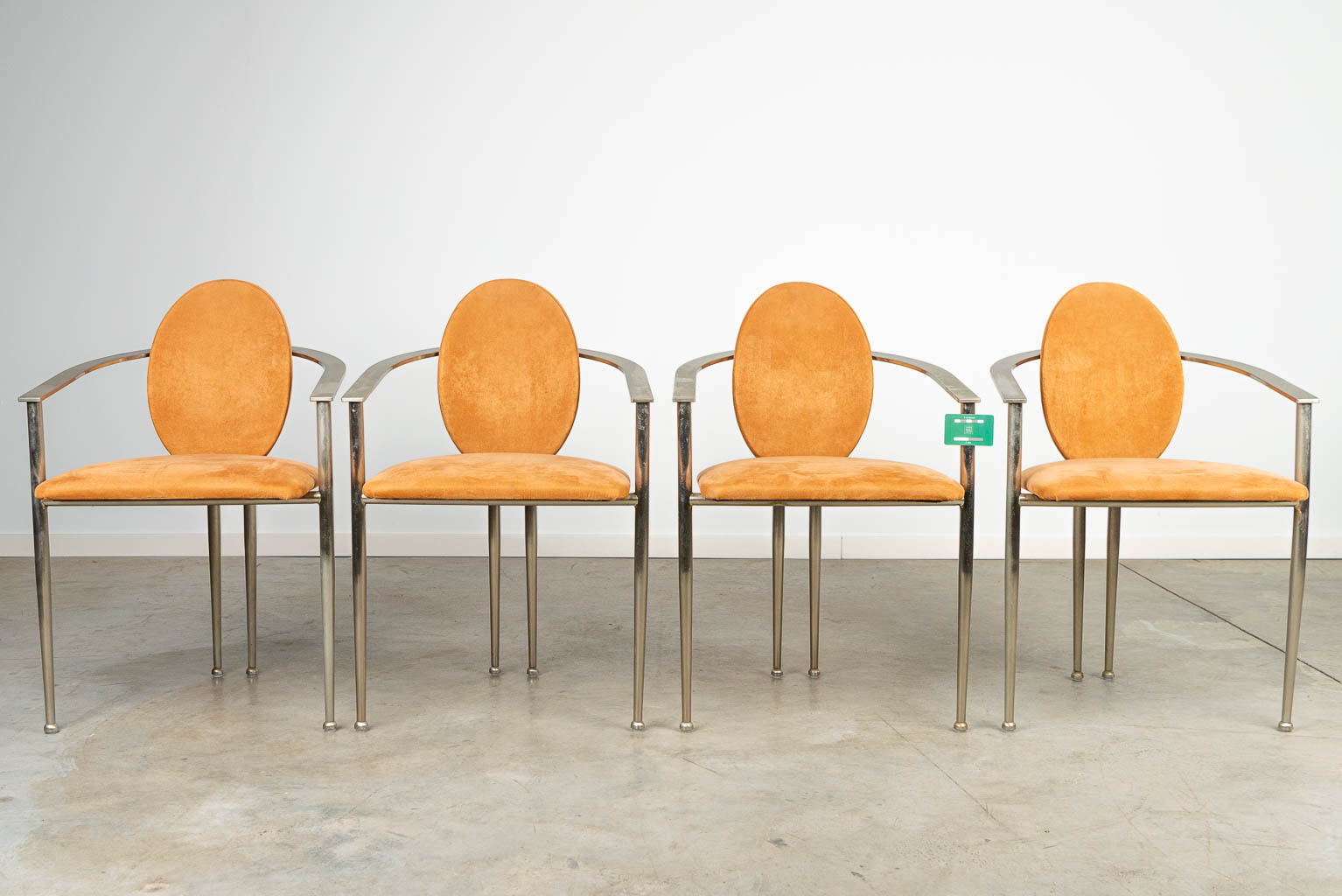 Een set van 4 stoelen gemaakt door Belgo-Chrom uit suede leder en metaal. (H:81cm)