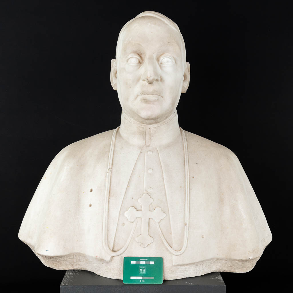 André FONTAINE (XIX-XX) 'Buste van een Cardinaal' een beeld gemaakt uit gesculpteerde Carrara marmer. (H:60cm)
