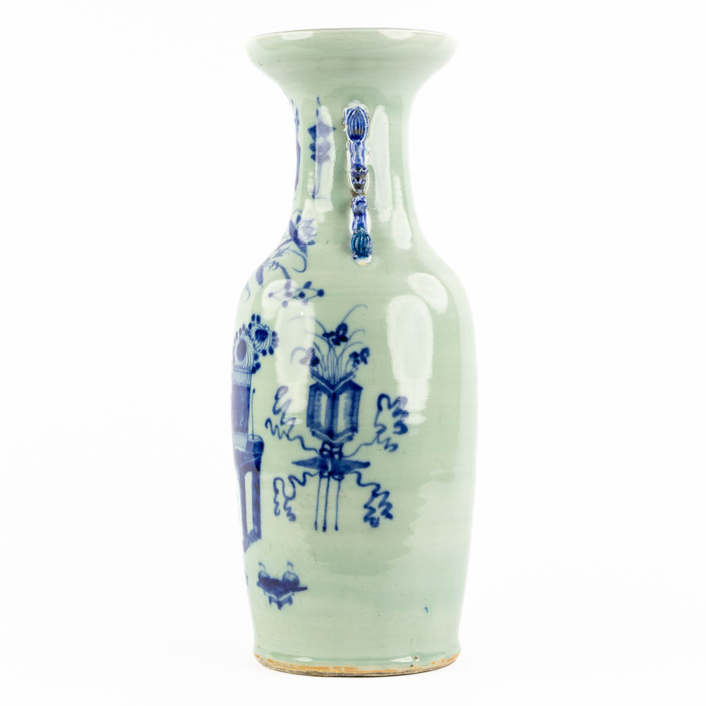 Een Chinese celadon vaas, decor van bloemen. 19de eeuw. (H:56 x D:22 cm)