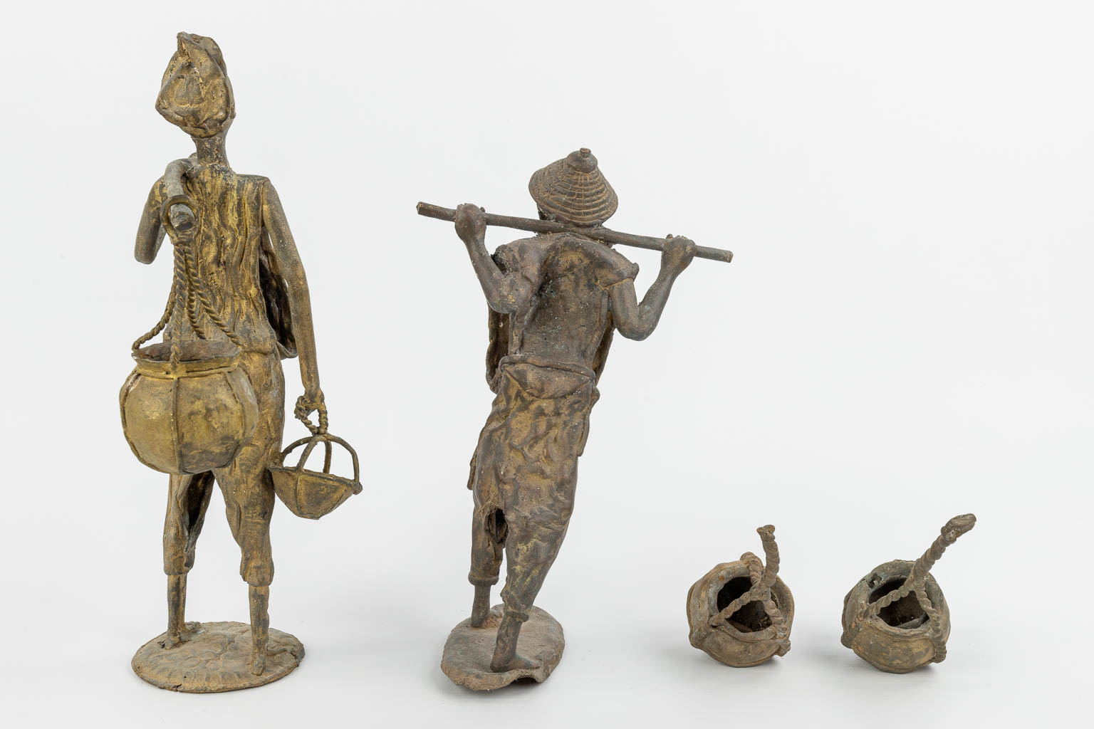 A set of 2 bronze statues of Asian figurines with baskets. (H:36cm)