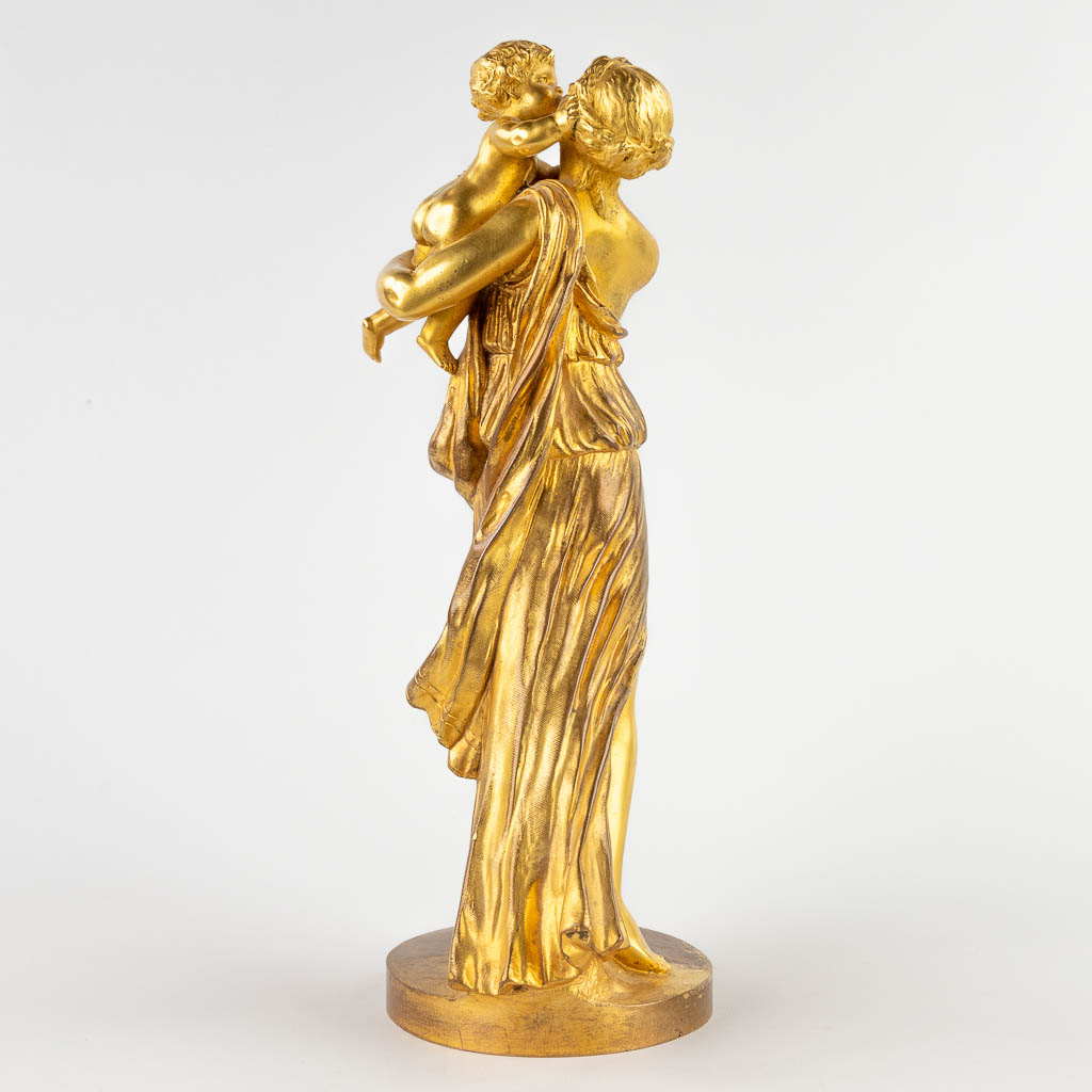 A mother with her child, ormolu gilt bronze. 19th C. (D:12 x W:15 x H:36 cm)