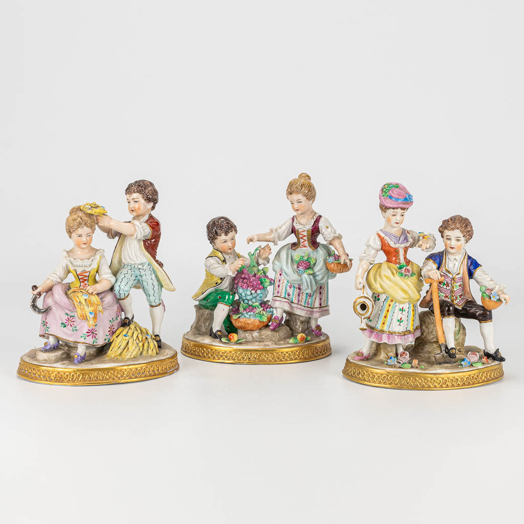 Een collectie van 3 groepen Sitzendorf porselein met kinderen. 