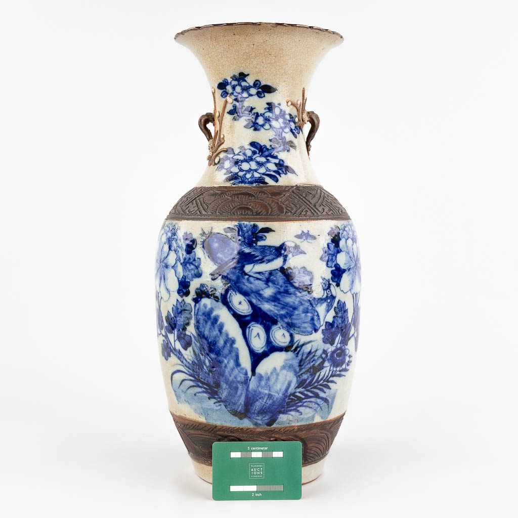 Een Chinese vaas, Nanking steengoed met blauw-wit decor. 20ste eeuw. (H: 45 x D: 21 cm)