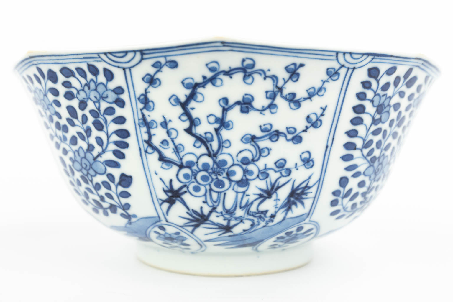 Een paar Chinese schalen gemaakt uit porselein met blauw-wit decor en gemerkt Kangxi. (H:7,2cm)