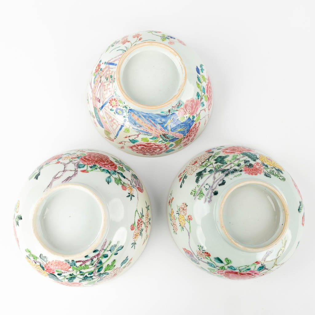A set of 3 large Chinese Famille Rose bowls, with floral decor. Qianlong period. (H: 9 x D: 19,5 cm)