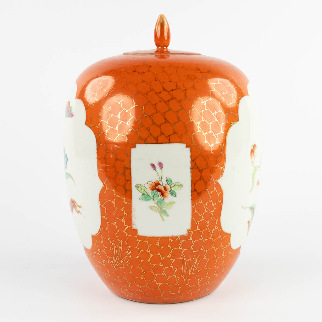 A Japanese ginger jar, Kutani, decorated with a phoenix. (H:31 x D:22 cm)