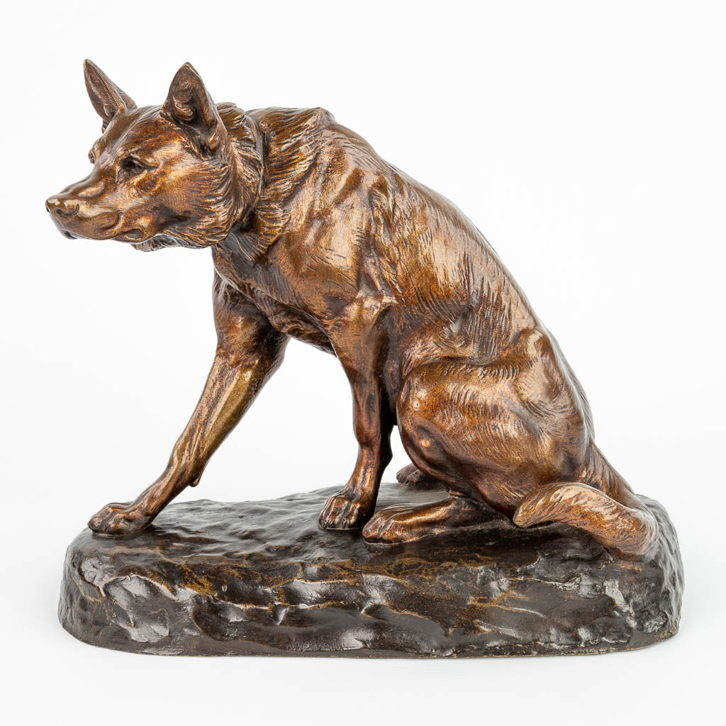 Louis RICHÉ (1877-1949) 'Herders hond' een bronzen beeld met gieterijstempel. (H:27cm)